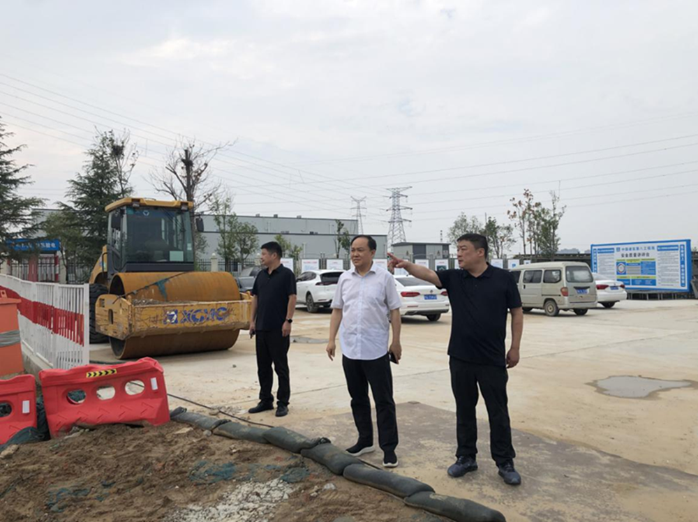鄭州市建設投資集團有限公司黨委委員、副總經理張巖到侯寨新鎮(zhèn)區(qū)安置區(qū)調研項目建設工作