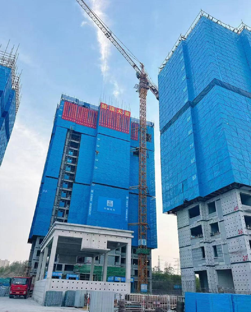 鄭州中鼎置業(yè)有限公司二七區(qū)侯寨新鎮(zhèn)區(qū)安置區(qū)NG01-01地塊項目首棟樓主體結(jié)構(gòu)封頂